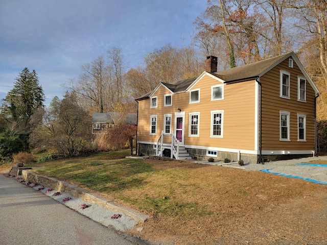 front facade featuring a front lawn