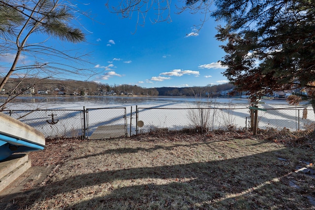 view of yard featuring a water view