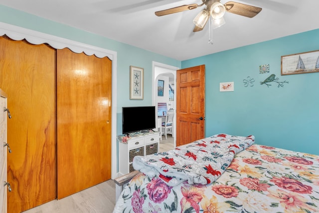 bedroom featuring a closet, light hardwood / wood-style flooring, and ceiling fan