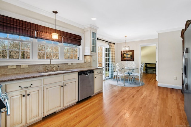 kitchen with sink, stainless steel appliances, crown molding, decorative light fixtures, and light wood-type flooring