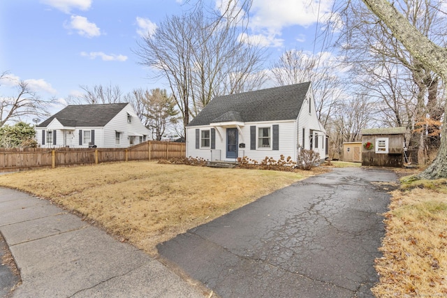 view of front of home featuring a front lawn