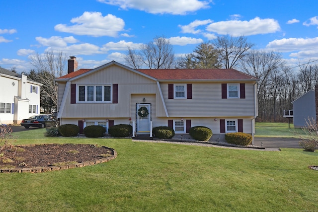 bi-level home featuring a front lawn