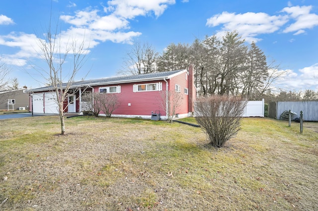 view of front of home featuring a front lawn and a garage