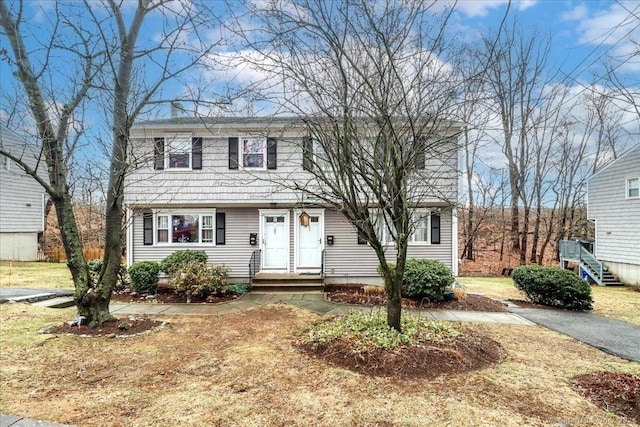 view of front of property featuring a front lawn