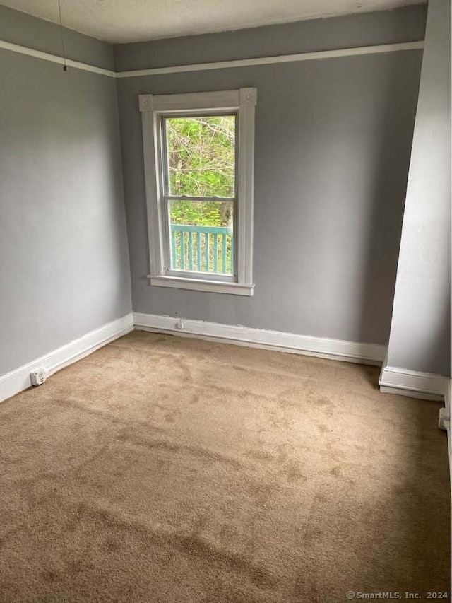 unfurnished room featuring carpet floors