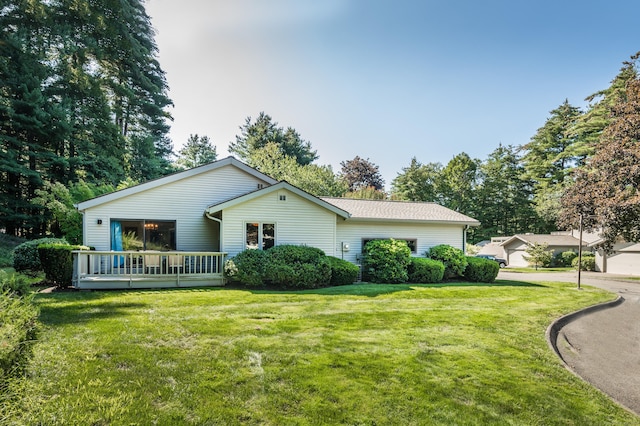 view of front of house featuring a wooden deck and a front lawn