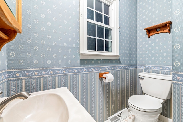 bathroom featuring toilet and sink