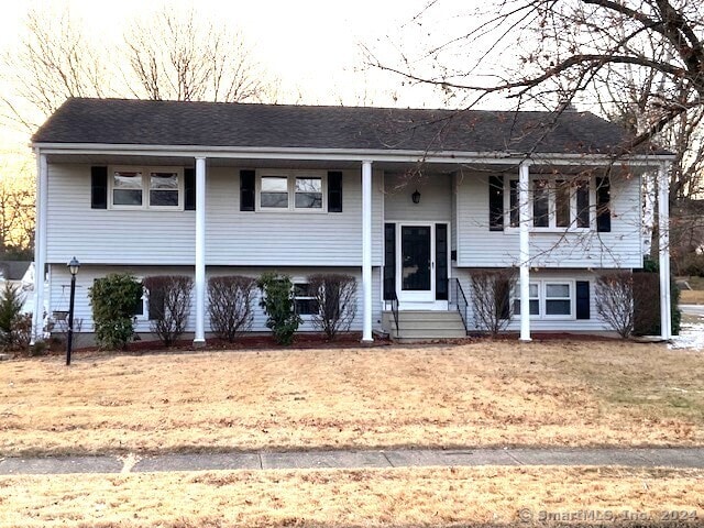 split foyer home featuring a front yard