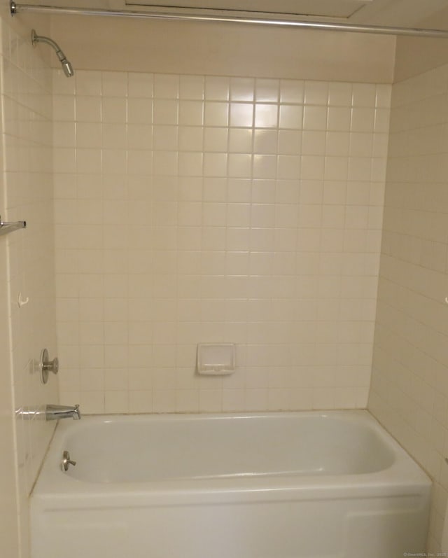 bathroom with tiled shower / bath