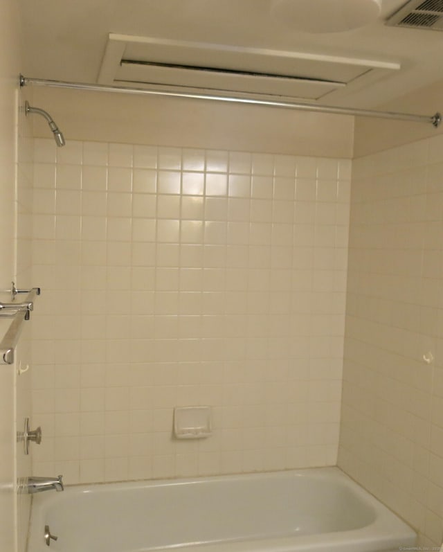 bathroom featuring tiled shower / bath combo