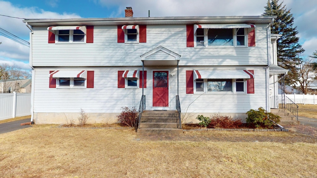 view of front facade with a front lawn