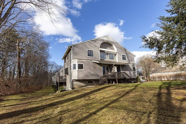 view of front of property featuring a front yard