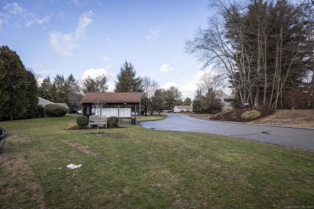 view of front facade with a front yard