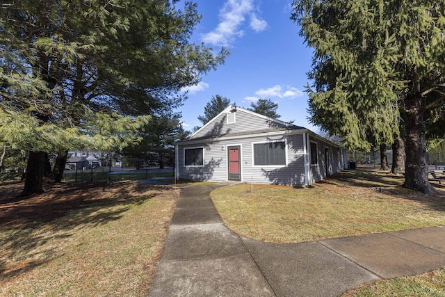 view of front of house featuring a front yard