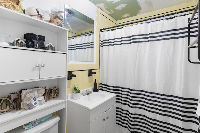 bathroom featuring decorative backsplash, toilet, and vanity