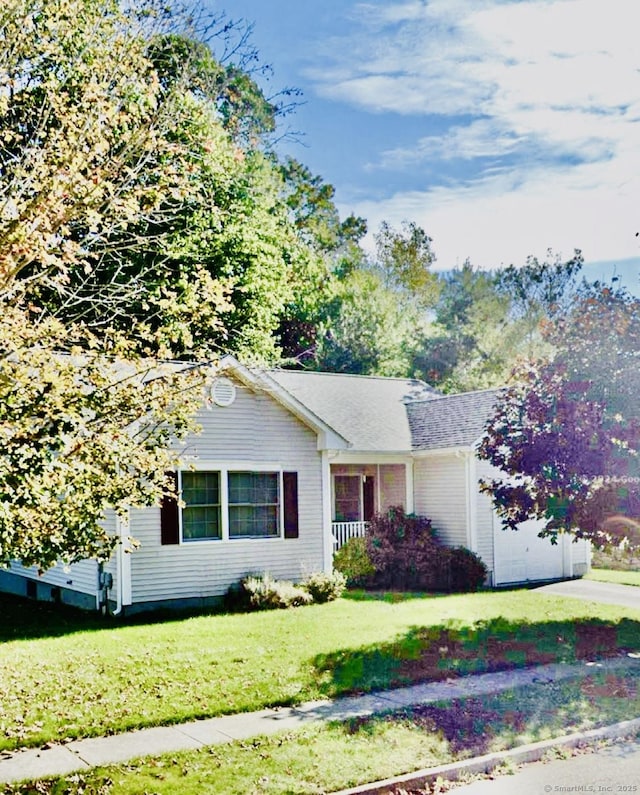 ranch-style house featuring a front yard