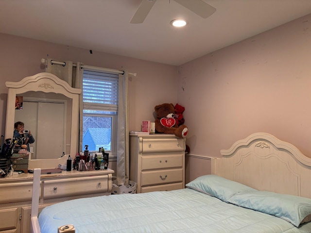 bedroom with ceiling fan