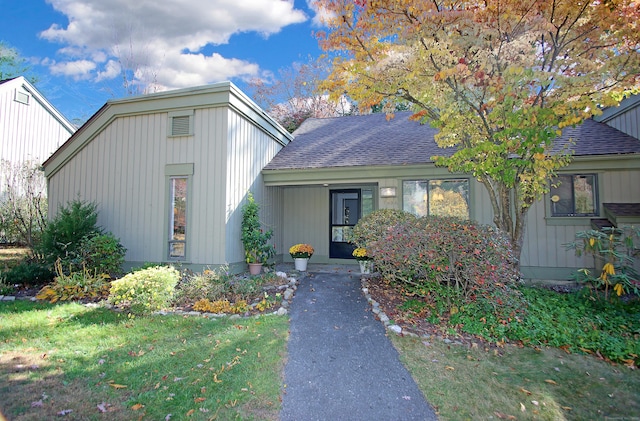 view of front facade with a front yard