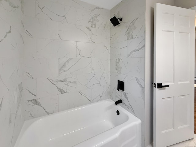 bathroom with tiled shower / bath combo