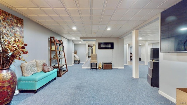 sitting room with carpet floors