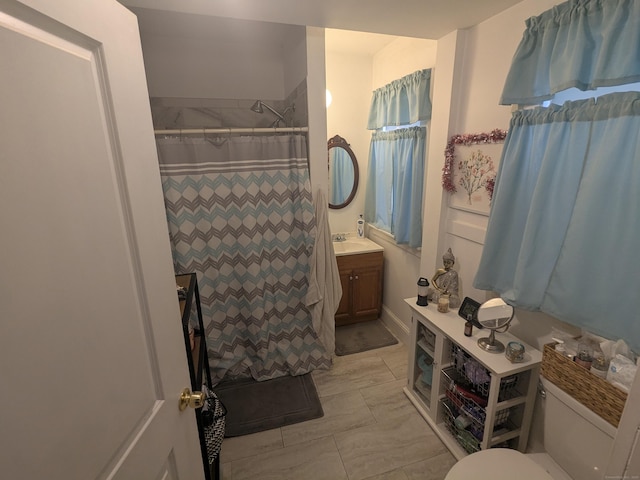 bathroom featuring a shower with shower curtain, vanity, and toilet