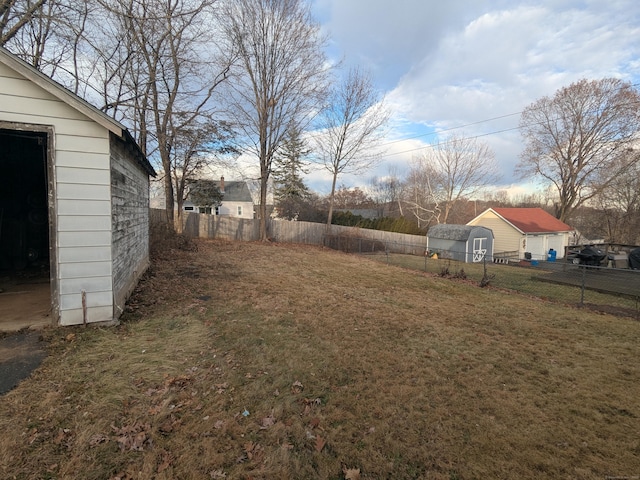 view of yard with an outbuilding