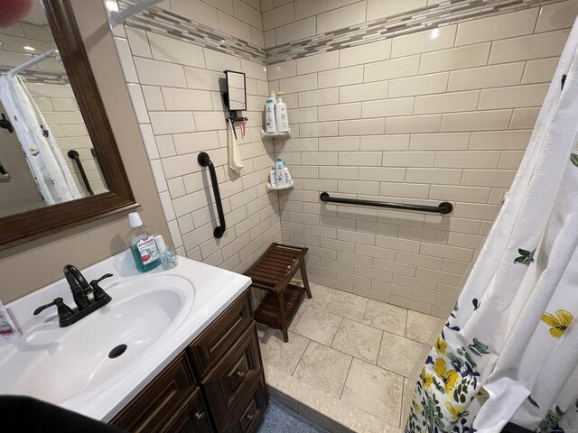 bathroom featuring a shower with curtain and vanity