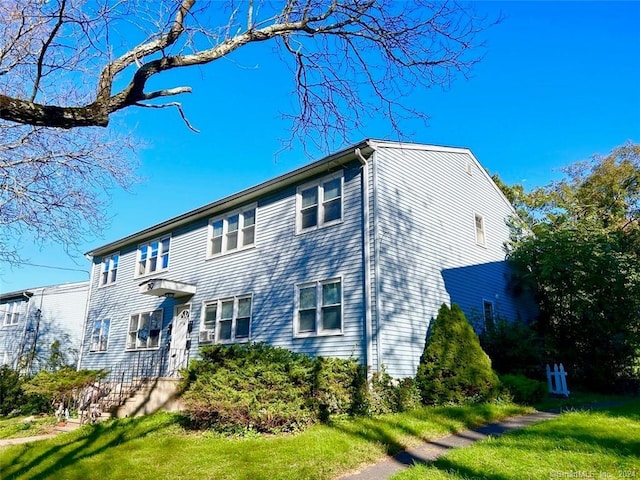 view of front of property featuring a front lawn