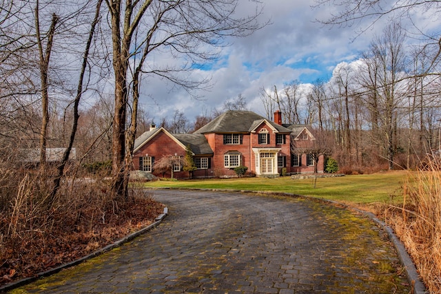 view of front of home featuring a front lawn