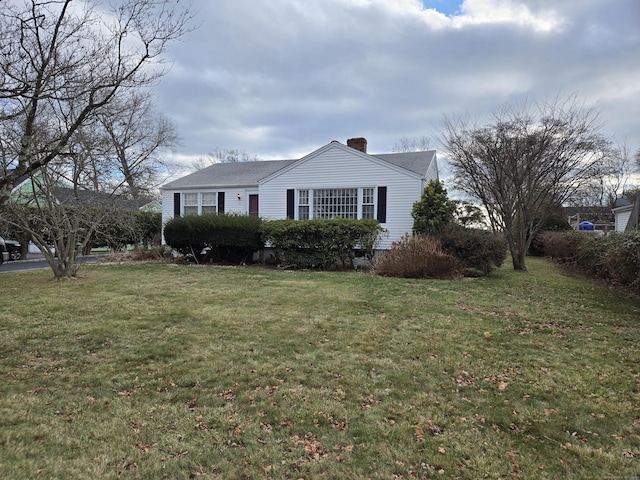 view of front of home featuring a front yard