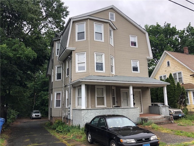 view of front of property featuring covered porch