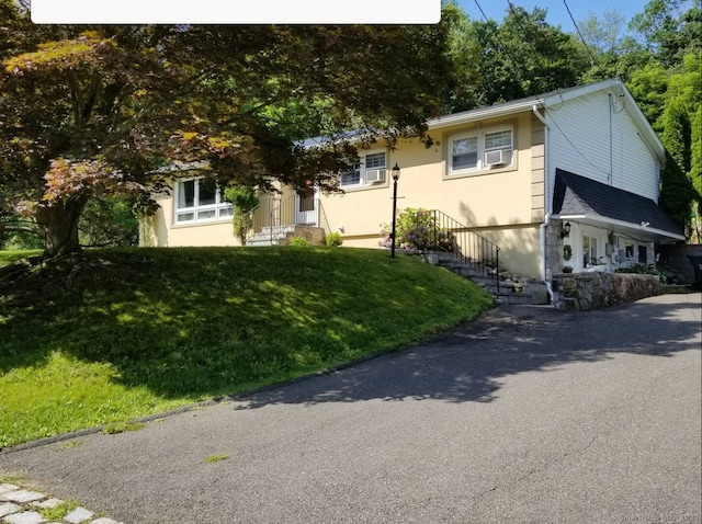 view of front of property featuring a front lawn