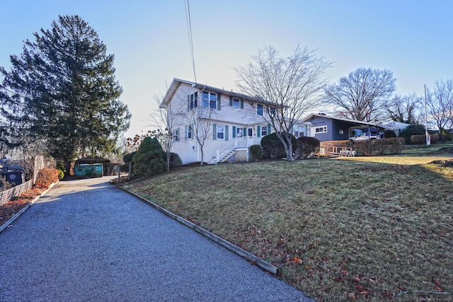 view of front facade featuring a front lawn