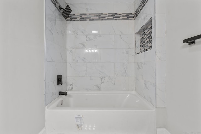 bathroom with tiled shower / bath