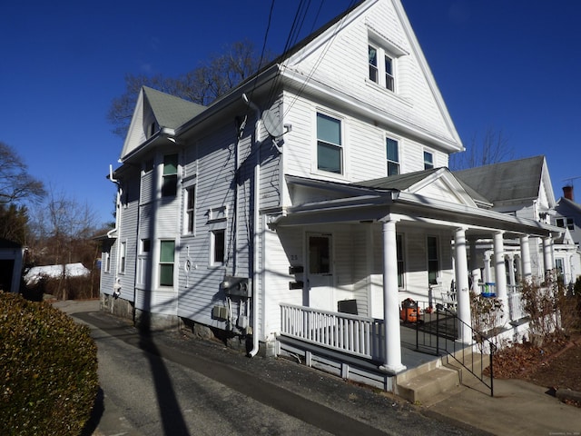 view of front of property featuring a porch