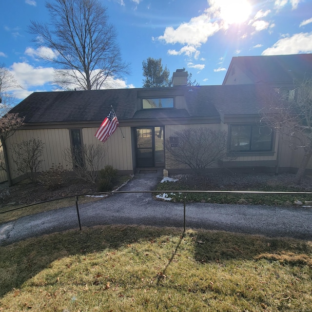 view of front of home featuring a front yard