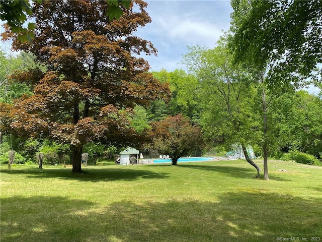 view of property's community featuring a lawn