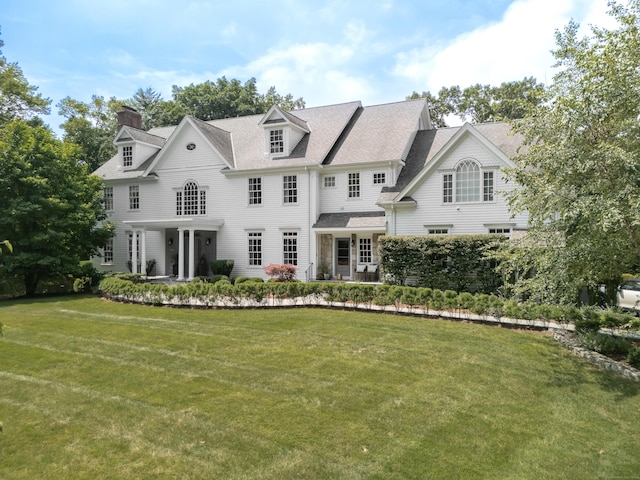 view of front facade featuring a front yard