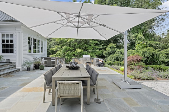 view of patio with an outdoor kitchen and grilling area