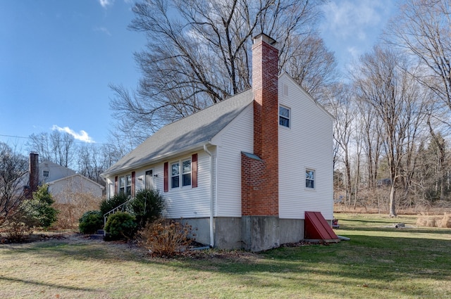 view of side of property featuring a lawn