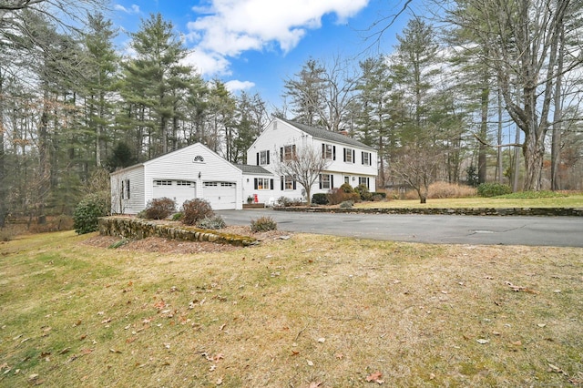 view of front facade featuring a front yard