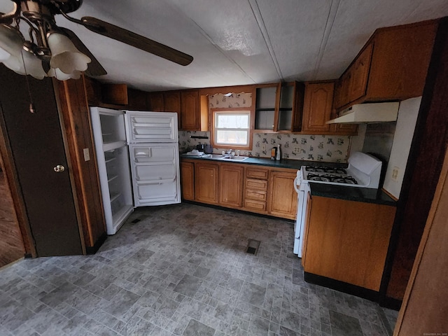 kitchen featuring ceiling fan, white gas range, and sink