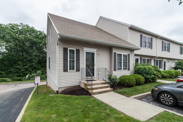 view of front of home featuring a front yard