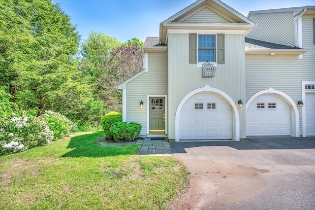 view of front facade featuring a garage and a front lawn