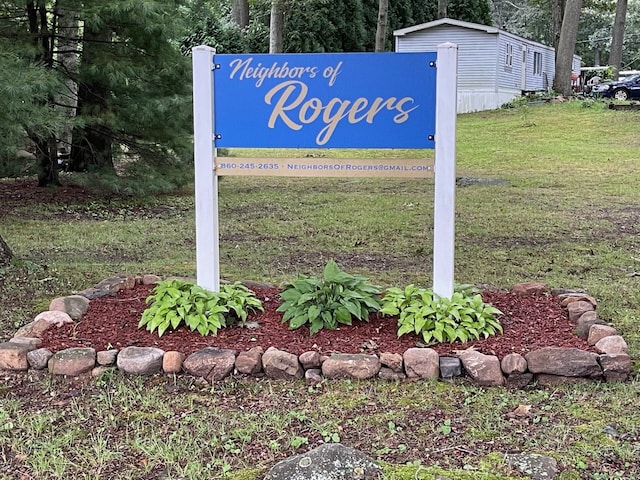 community sign featuring a yard