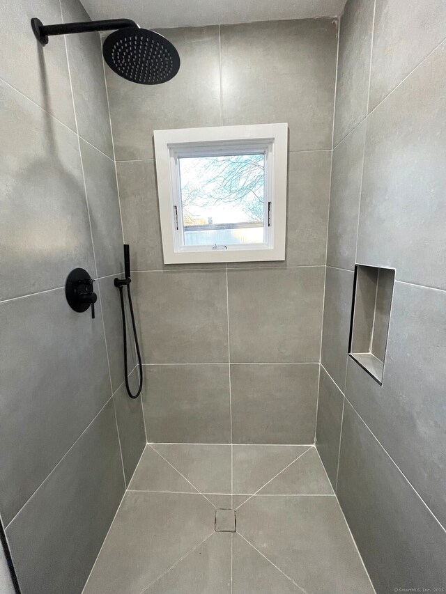 bathroom featuring tiled shower