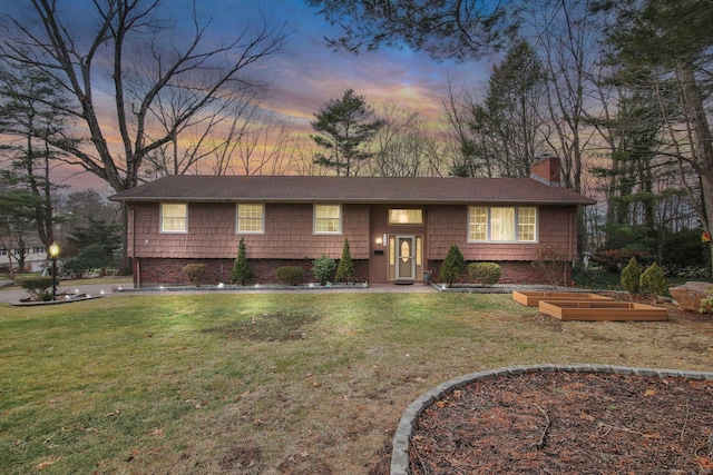 view of front of house featuring a lawn