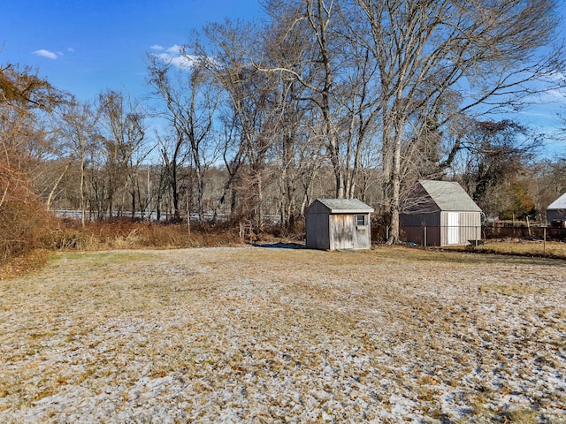 view of yard featuring a storage shed