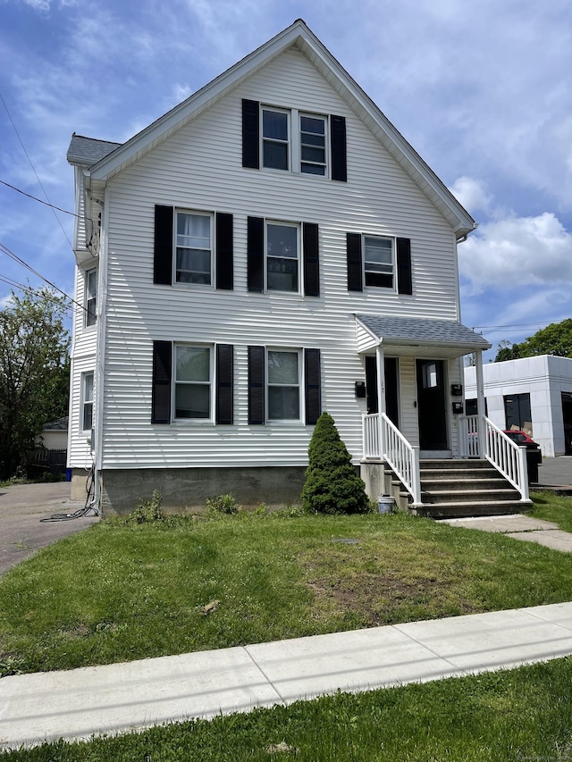 view of front of home with a front lawn