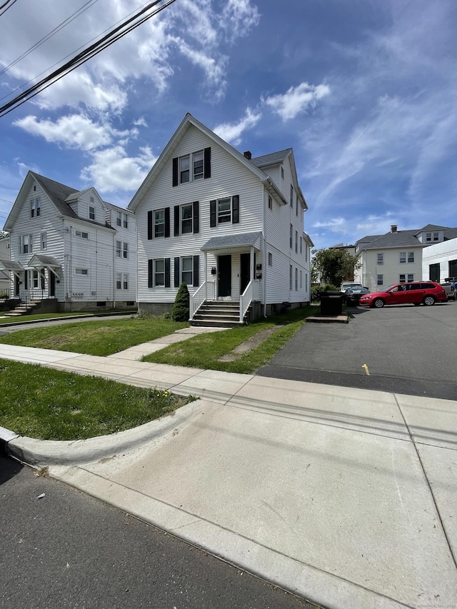 view of front of property featuring a front yard